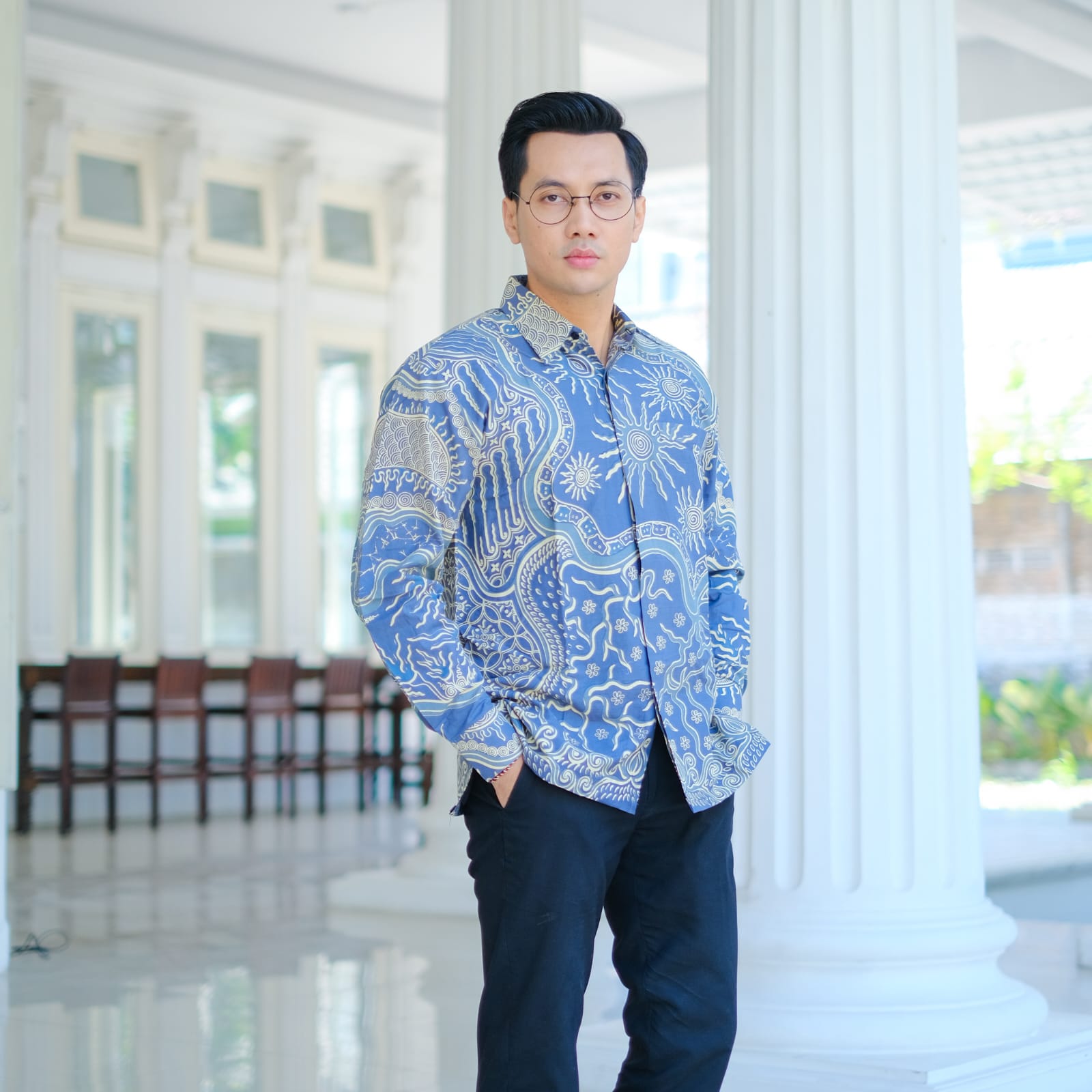 cover-ABSTRAK MATAHARI BIRU Kemeja Batik Pria Solo Lengan Panjang Lapis Furing BY BATIKSOLOAMANAH-1