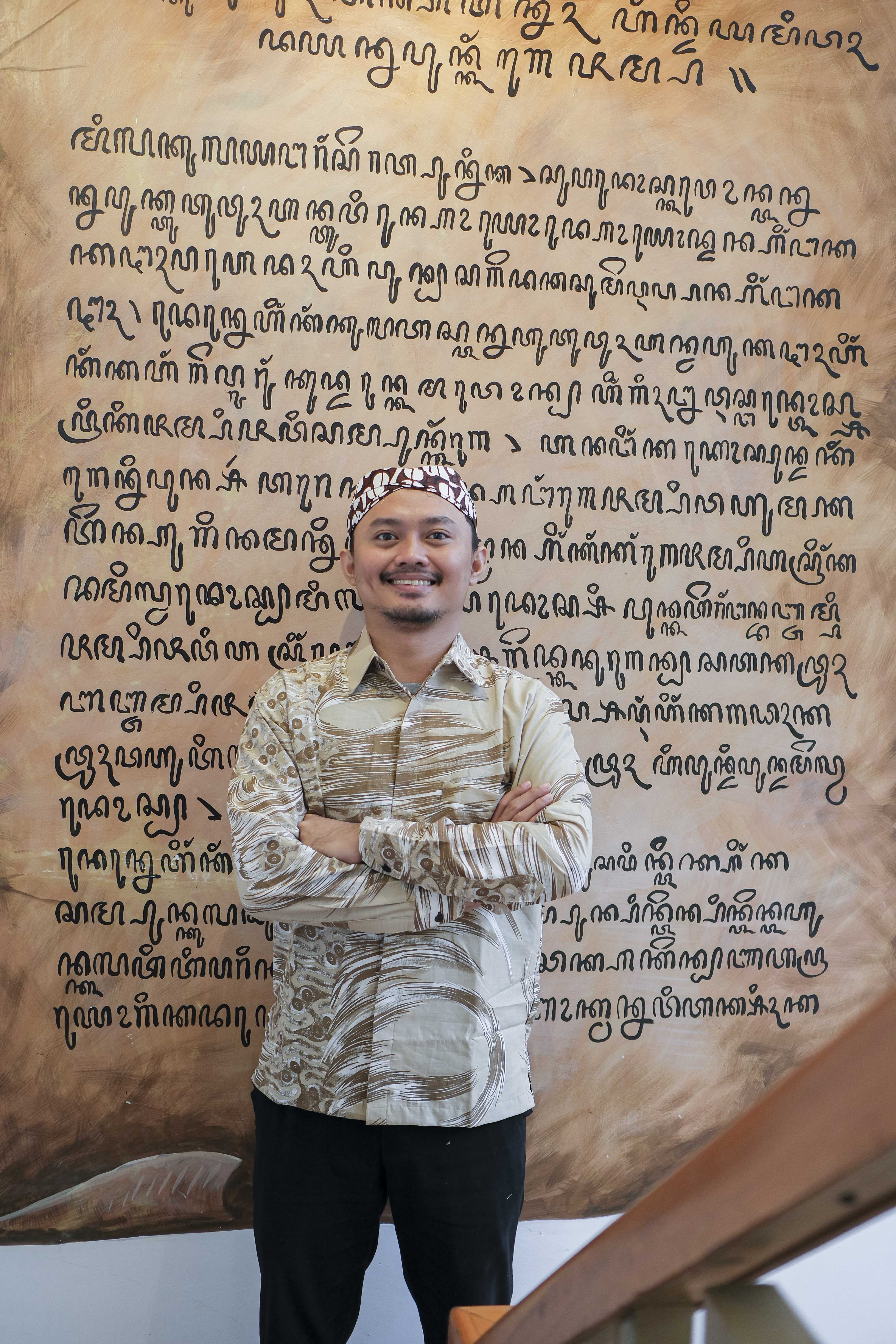 img-PRAJA ABSTRAK CREAM Kemeja Batik Pria Solo Lengan Panjang Lapis Furing BY Mbahblangkonsolo-2