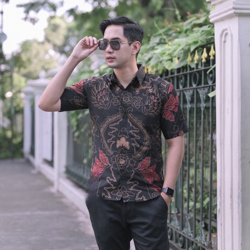 cover-MAHKOTA MERAH Kemeja Batik Pria Solo Lengan Pendek Lapis Furing By BATIKSOLOAMANAH-1